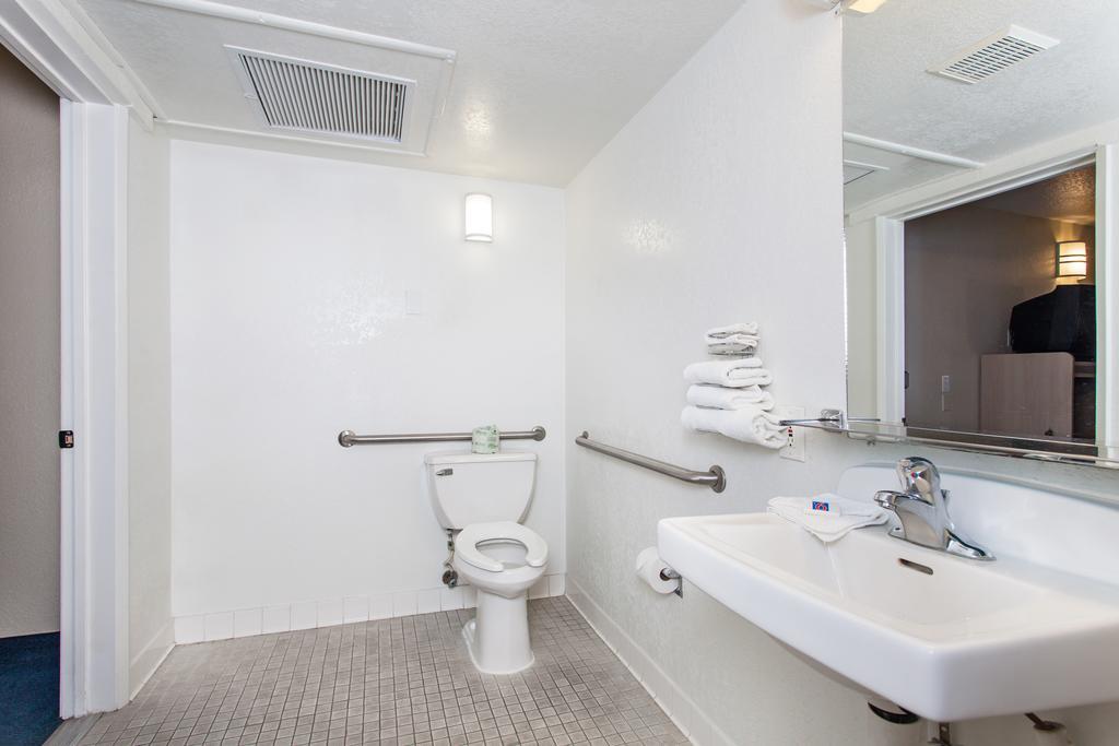 Park Inn By Radisson, Turlock Room photo